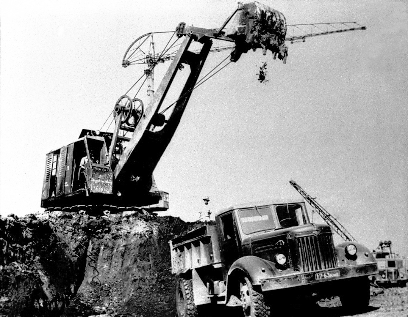 1961 год. Первый ковш земли, поднятый на стройплощадке КАТЗ, - в добрый путь!